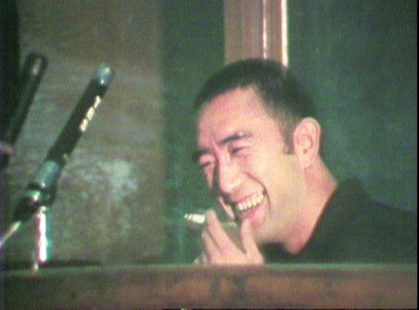 討論会で笑いながらタバコを吸う三島由紀夫の写真