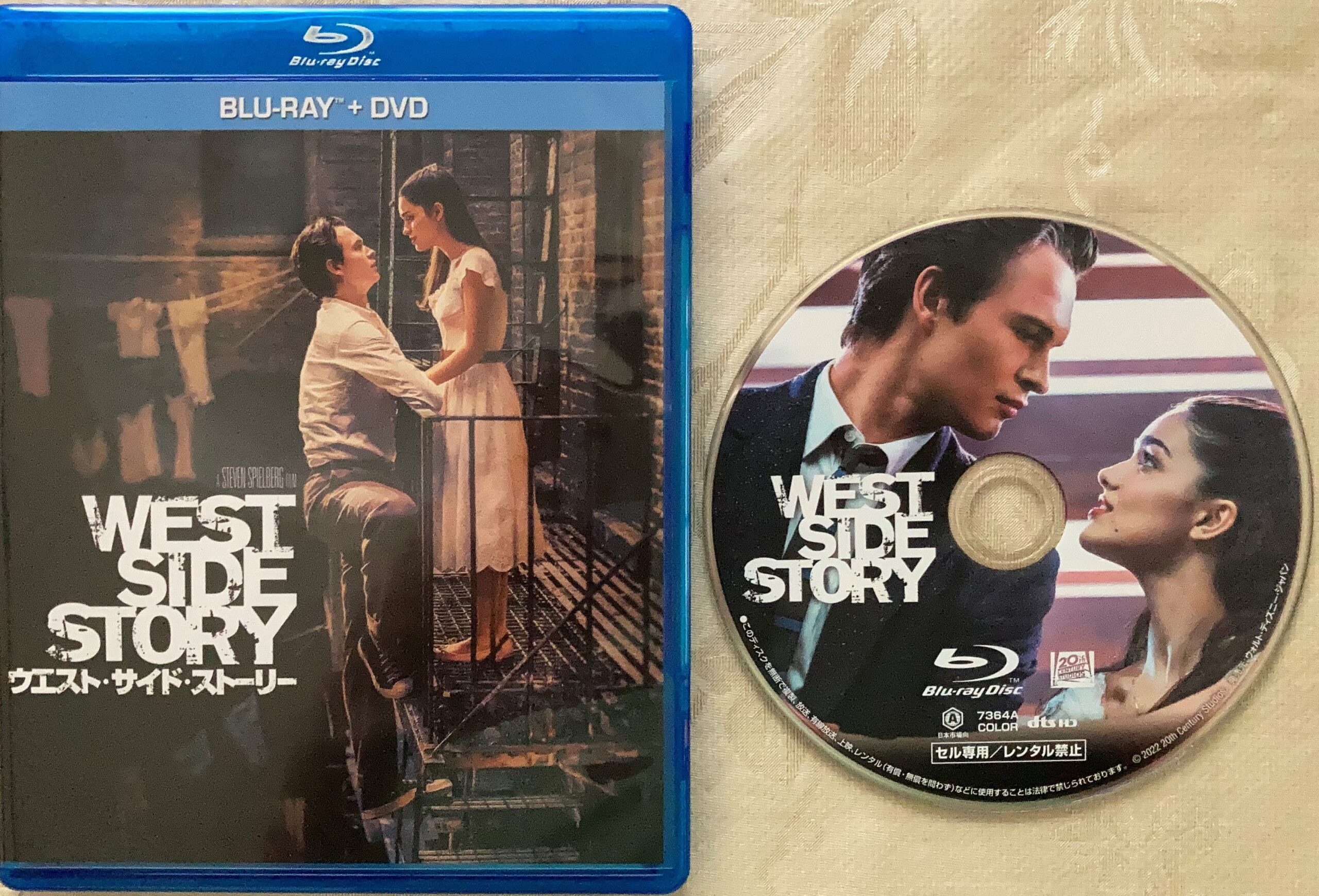 紹介したえいがのジャケット写真とディスク本体を並べた写真