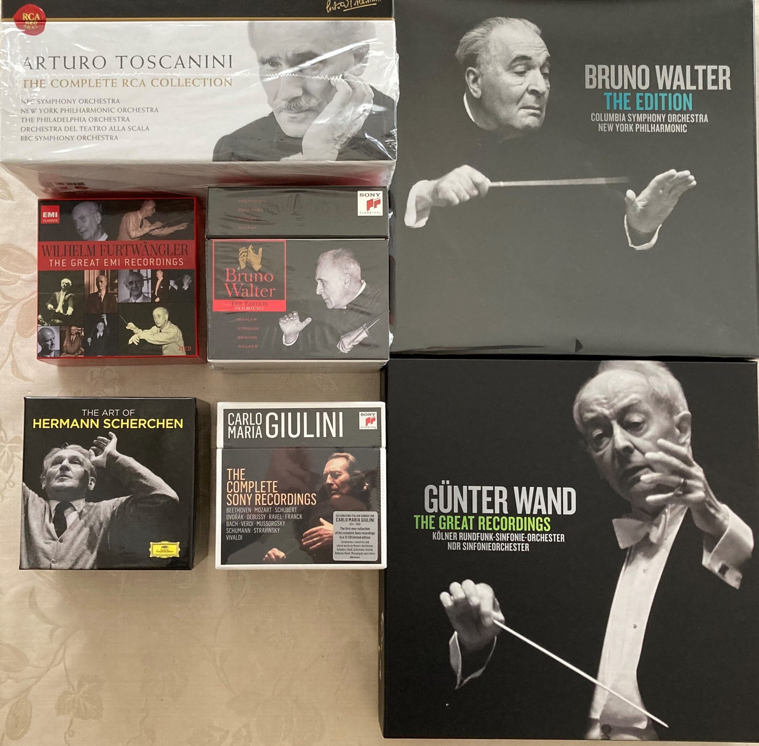 ベートーヴェンの交響曲全集が収められている指揮者の大きなBOXの写真。も。