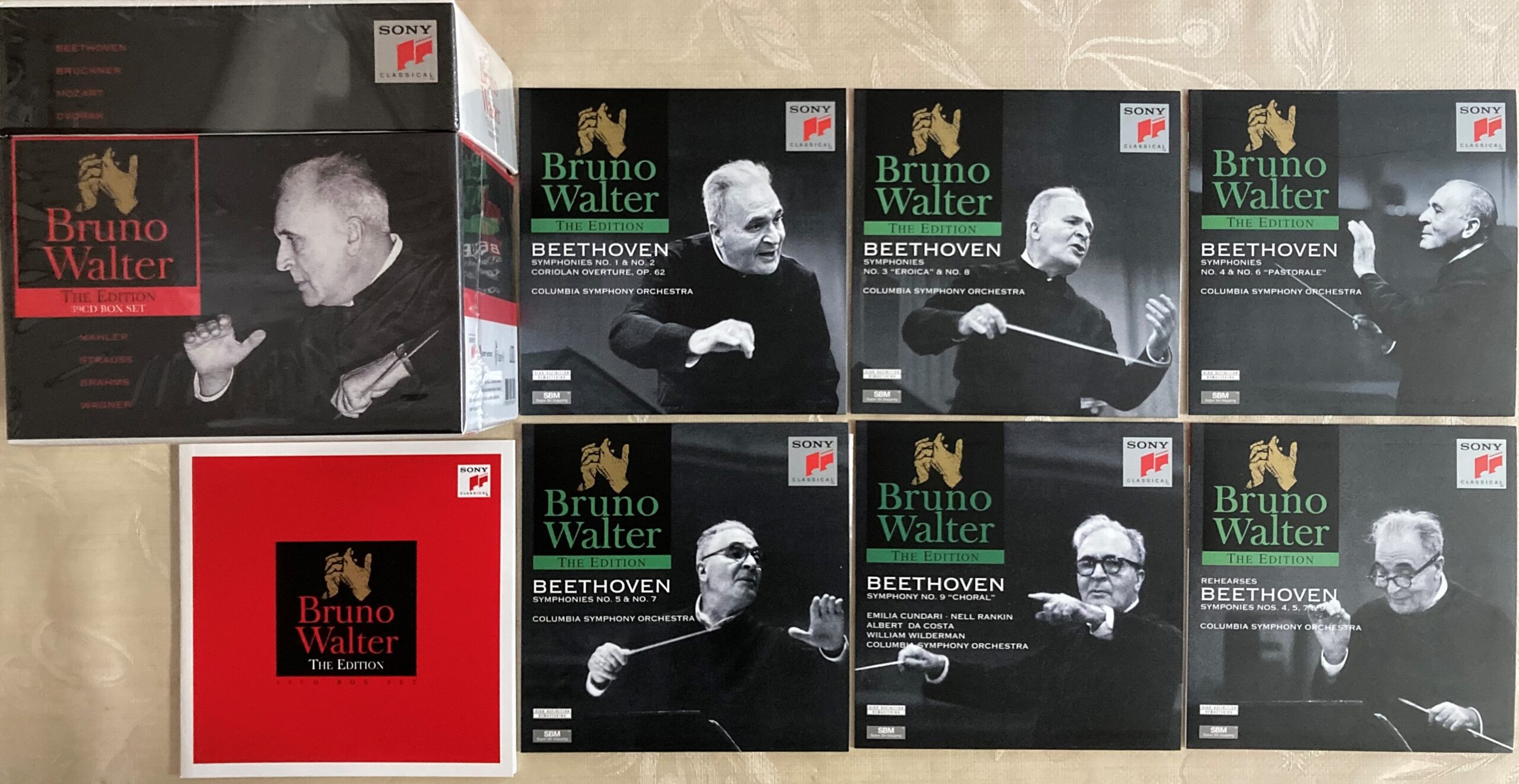 ブルーノ・ワルターの最新のＣＤボックスの写真。ボックスとベートーヴェンの交響曲のＣＤを並べて撮ったもの