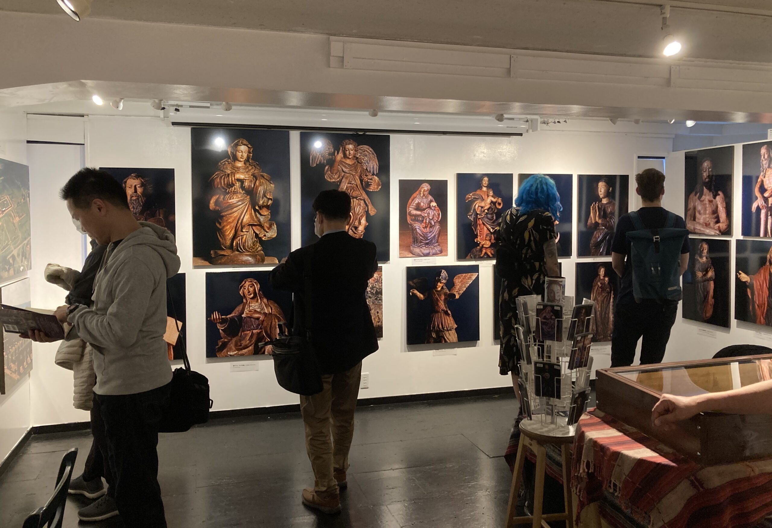 「インディオの聖像」写真展の展示室の様子を収めた写真③