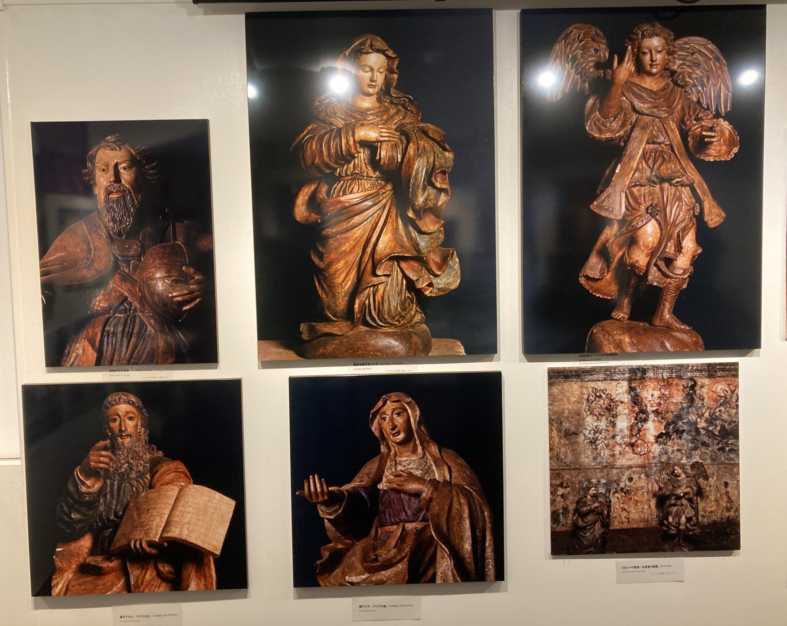 写真展の展示室に飾られたインディオの聖像のパネル写真の数々①