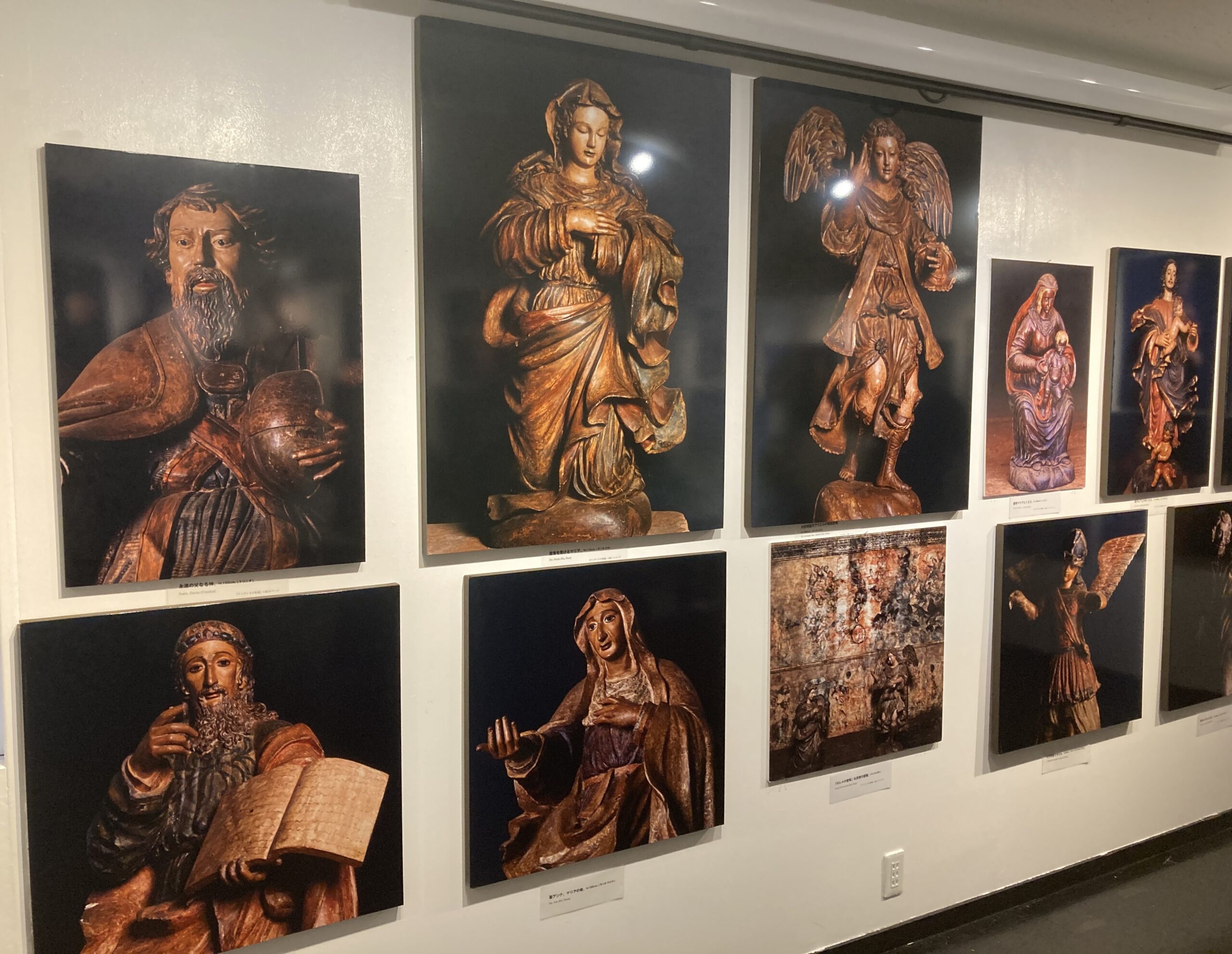 写真展の展示室に飾られたインディオの聖像のパネル写真の数々②