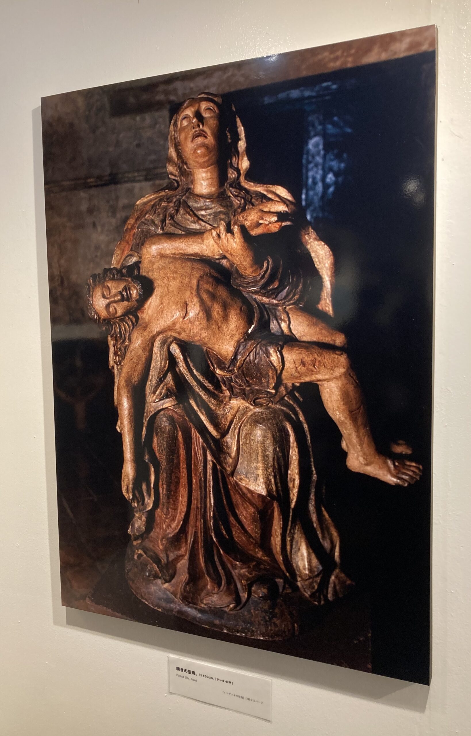 写真展の展示室に飾られたインディオの聖像のパネル写真の数々③