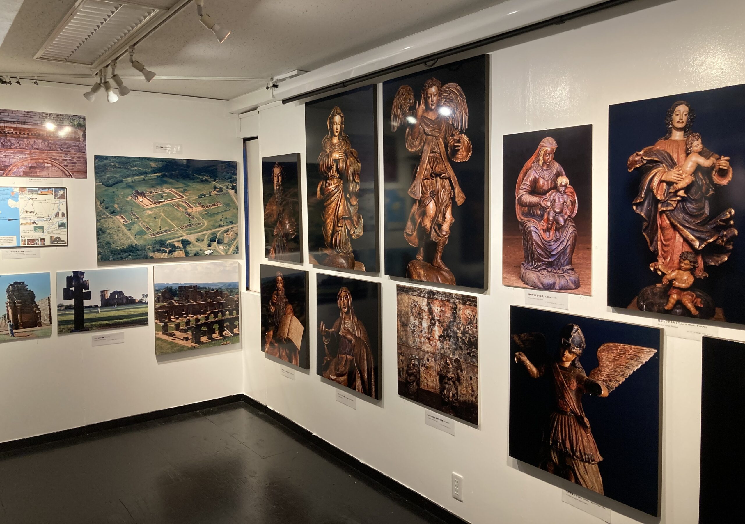 写真展の展示室に飾られたインディオの聖像のパネル写真の数々④