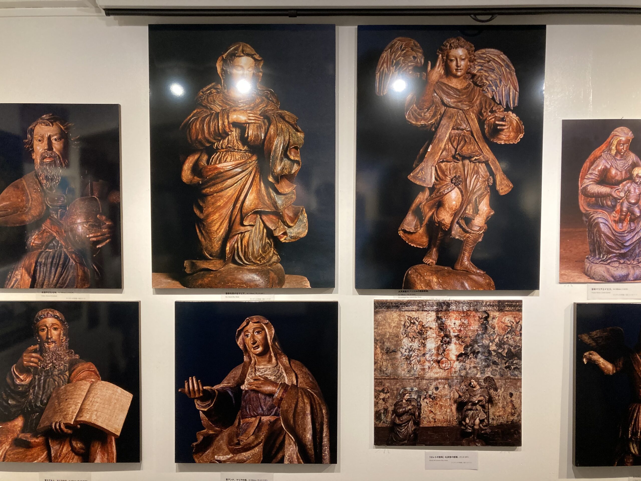 写真展の展示室に飾られたインディオの聖像のパネル写真の数々⑤