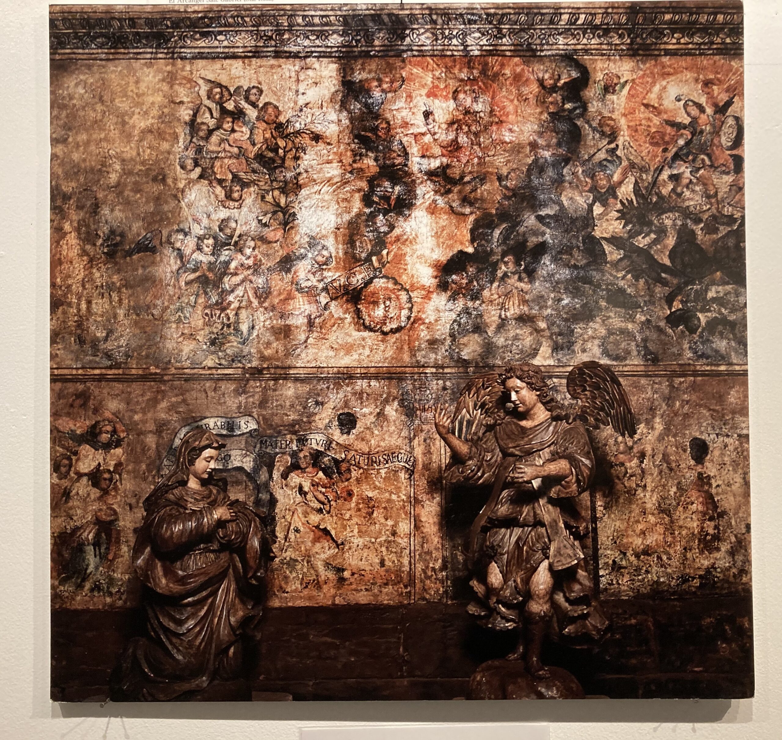 写真展の展示室に飾られたインディオの聖像のパネル写真の数々⑥