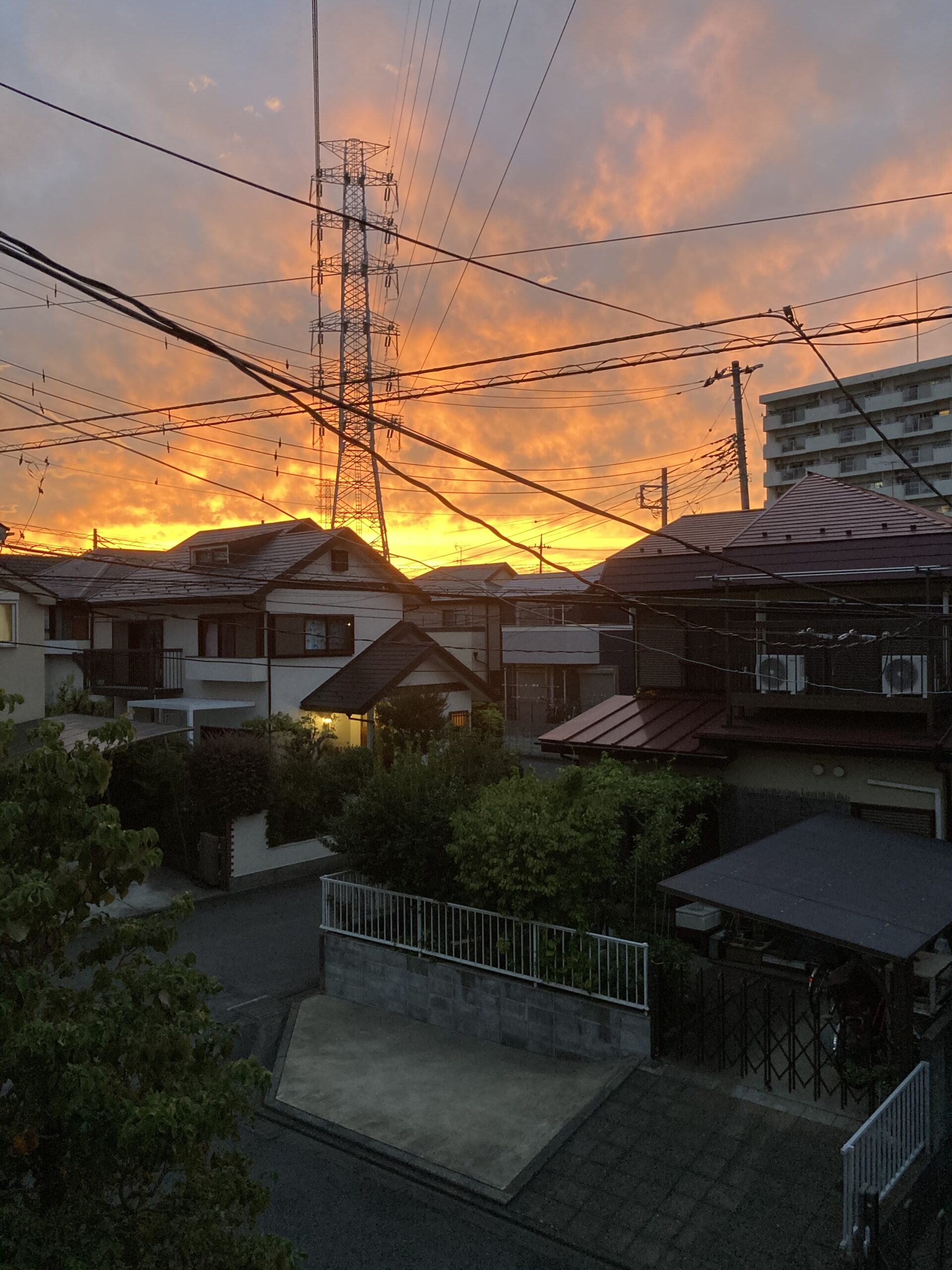 隔離部屋から眺めた夕焼けの写真