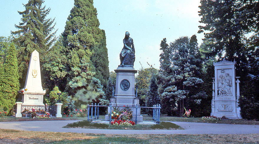 ウィーンにあるベートーヴェンとシューベルトのお墓。隣同士にある。