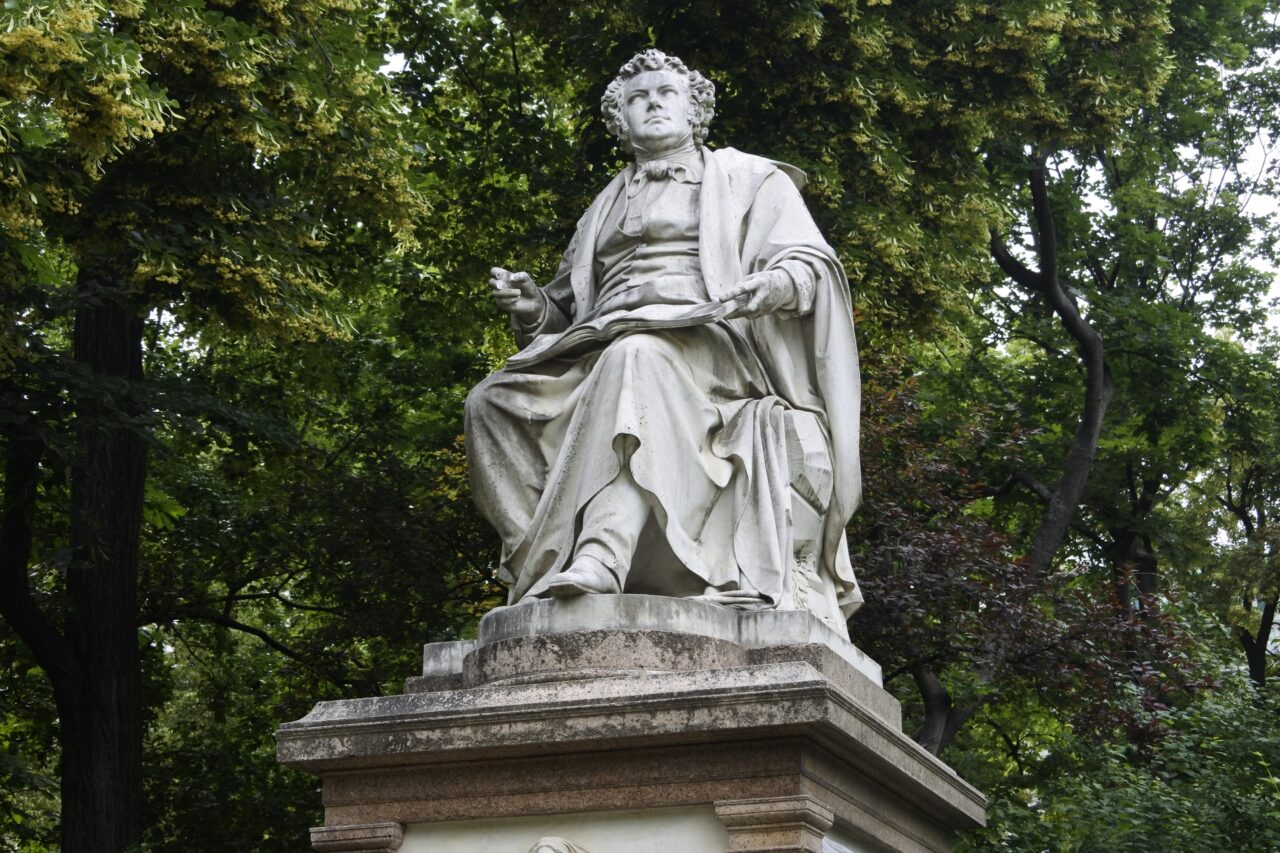 ウィーン市立公園にある有名なシューベルトの像。