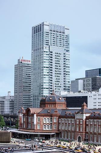 東京駅に隣接するサピアタワーの写真