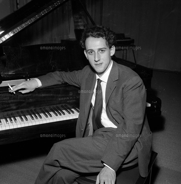 Maurizio Pollini, Italian pianist. France, april 1960.
1960年はショパンコンクールで優勝した年。貴重な写真。