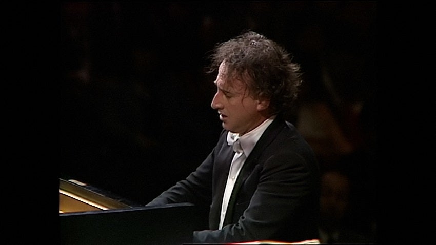 ポリーニがピアノを弾いている写真。若き日の姿。