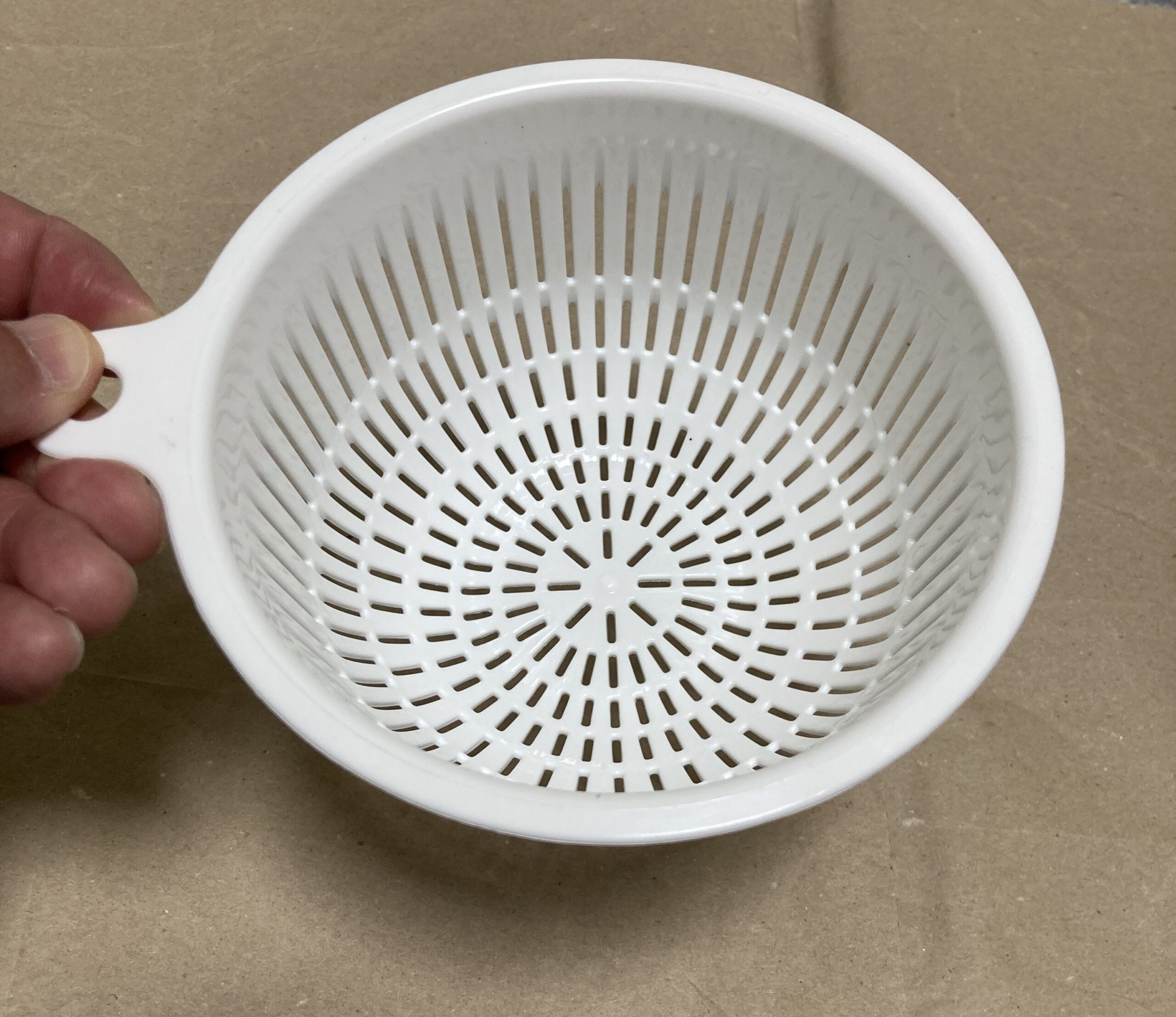 これがダイソーで売っている100円の水切りザル。これがスッポリ入るボールとセットで100円!