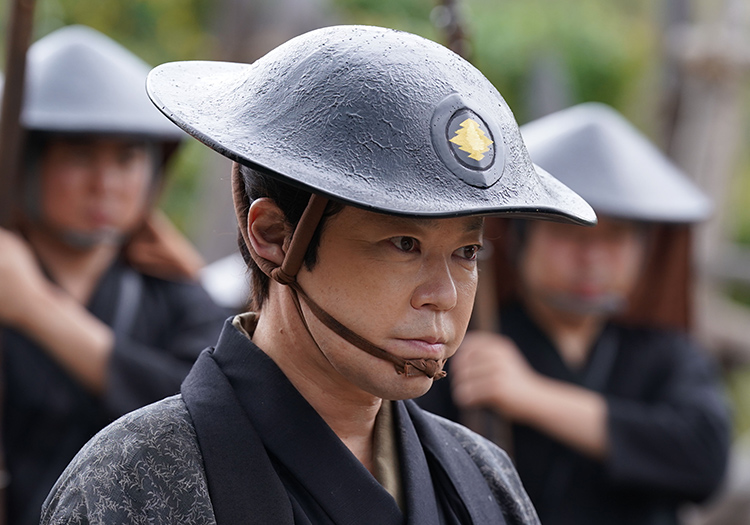 映画の1シーン。阿部サダヲ演じる家老の溝口内匠。