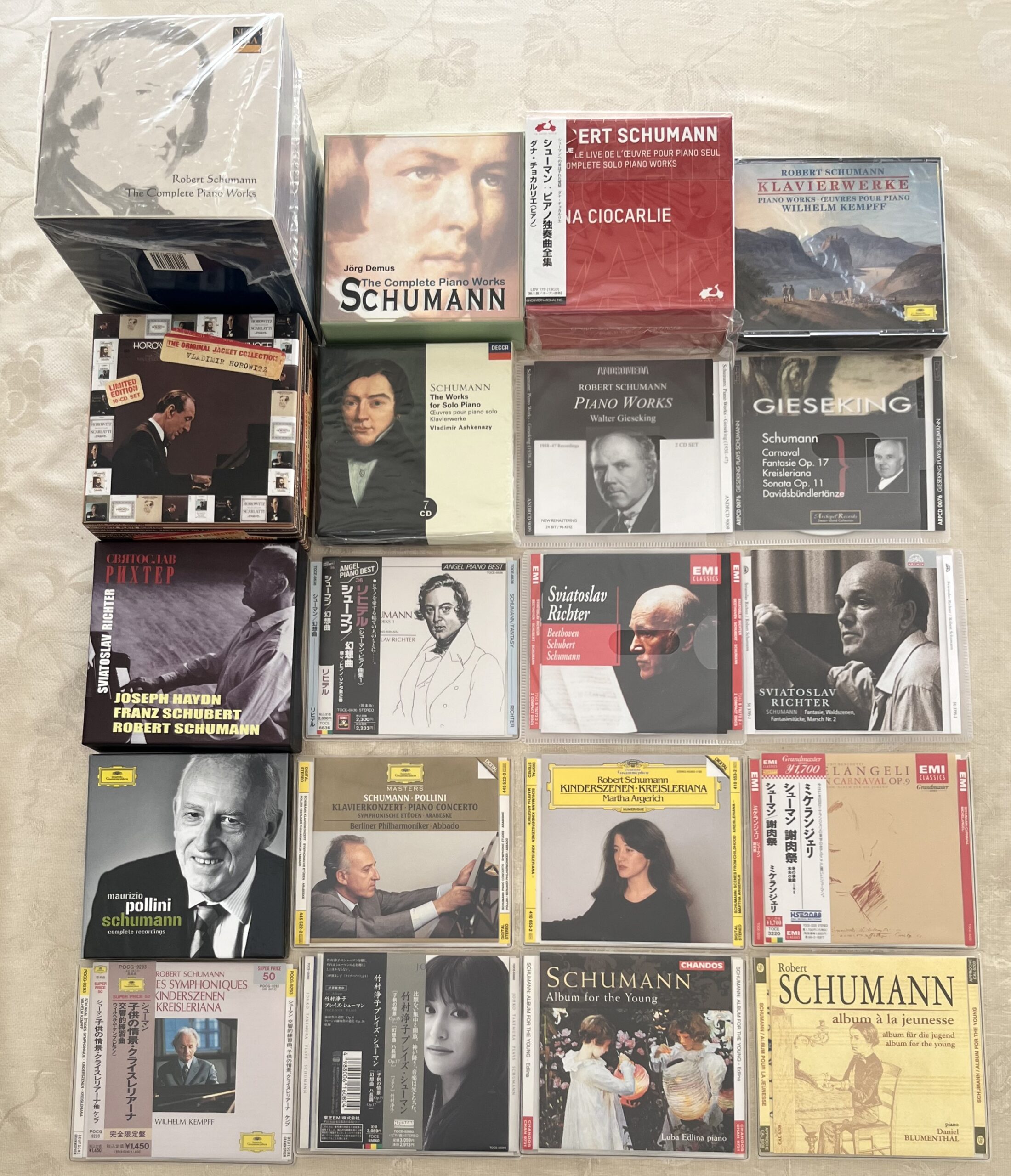 我が家にあるシューマンのピアノ独奏曲のCDの全てを撮影した。CD13枚になる全集が2種類ある。他にもかなり集めてきた。