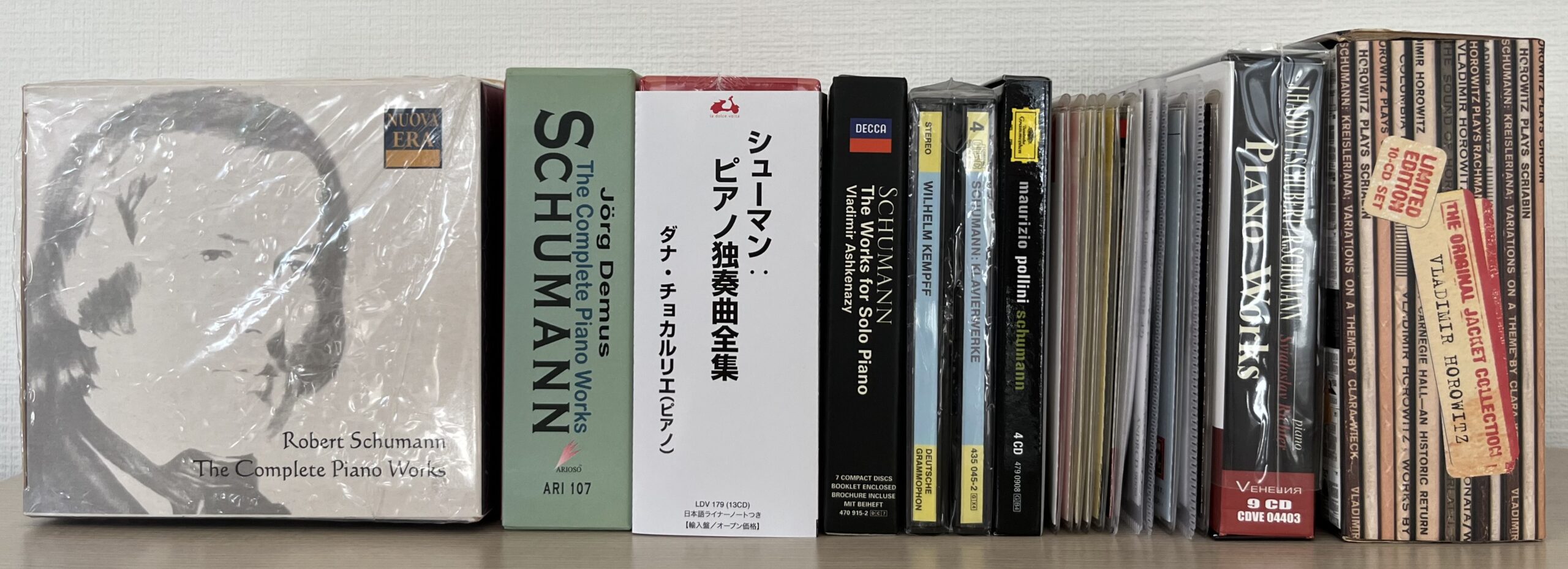 我が家にあるシューマンの全てのCDを立てて横に並べた。1枚もののCDは、プラスチックのケースを外してスリムケースに収容しているため、ほとんど分からない。