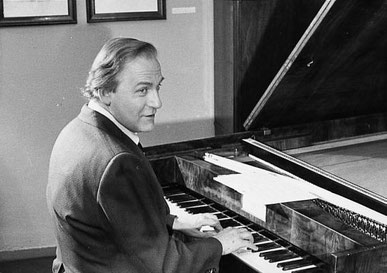 ピアノに向かうデムスの写真。