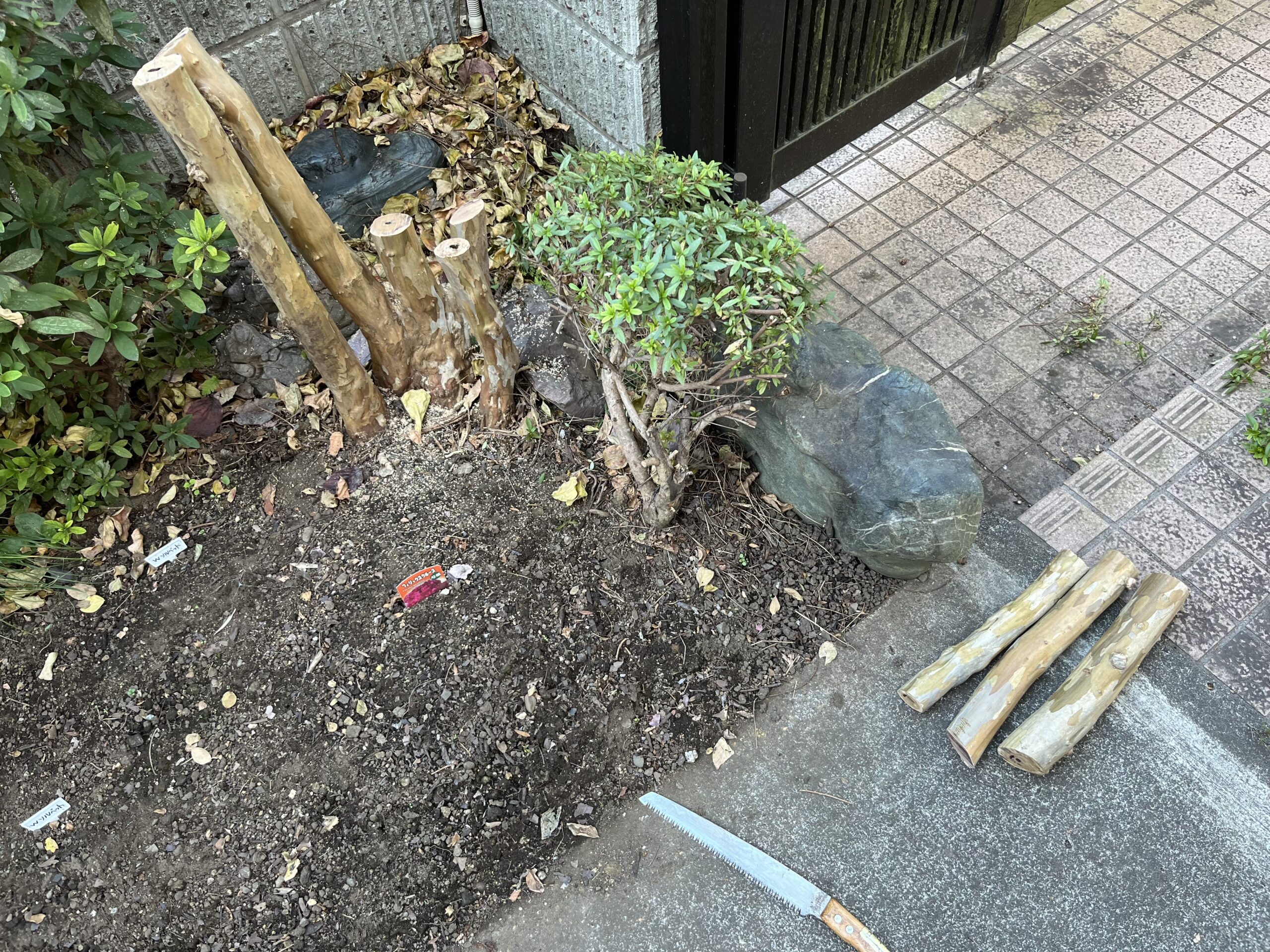 手前のノコギリが良く切れる優れものなのだが、今回は苦労させられた。