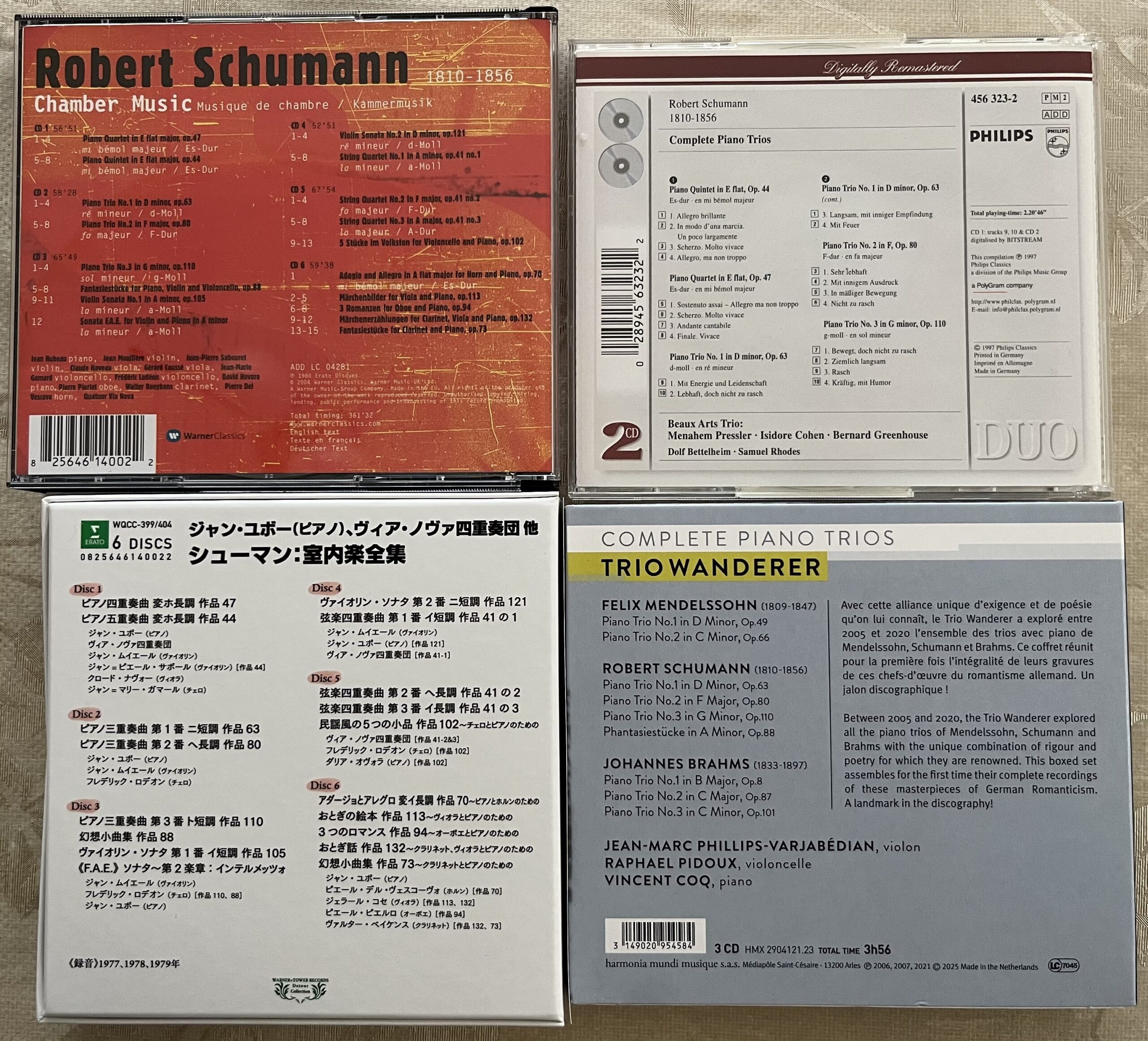 CDの裏面。収録されている曲の詳細が良く分かる。