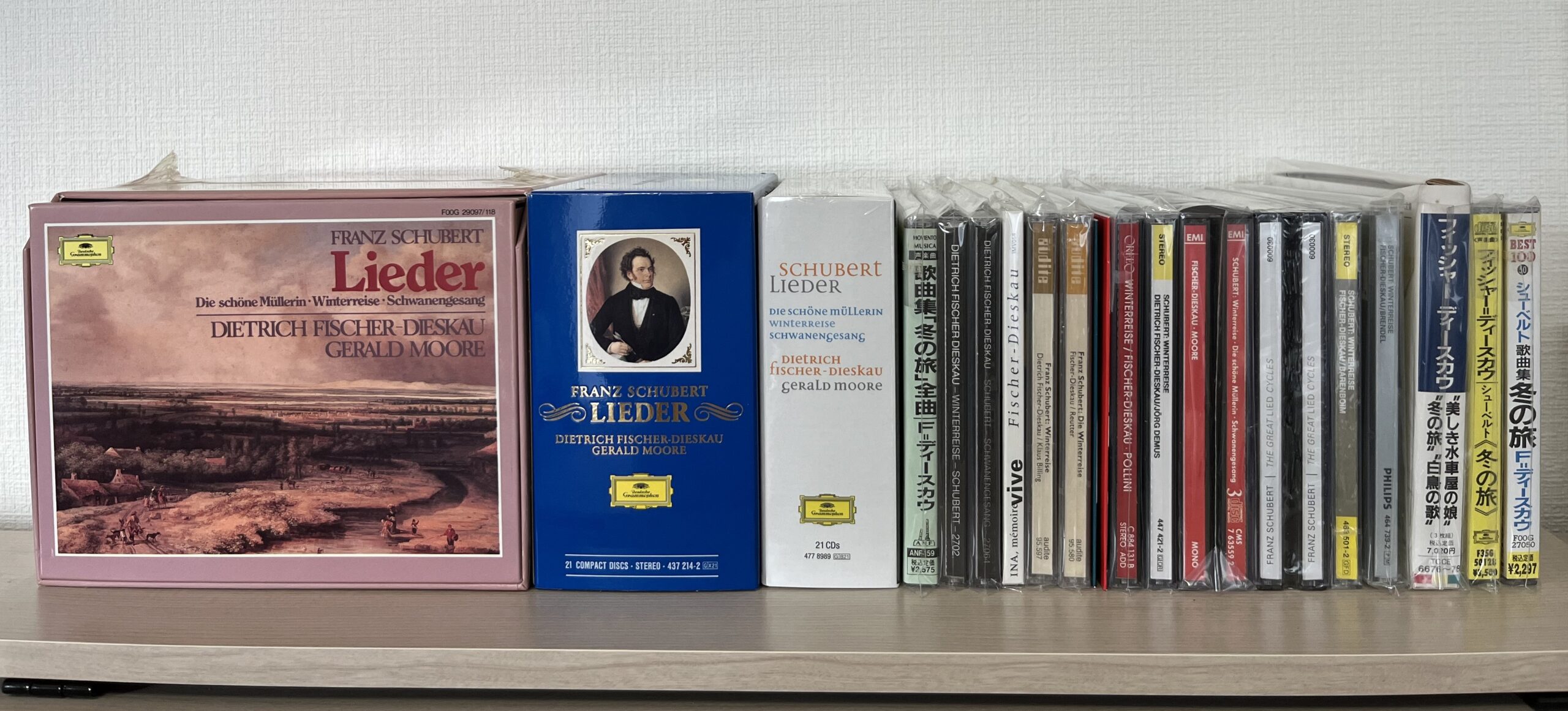 我が家にあるフィッシャー・ディースカウの「冬の旅」のＣＤ（歌曲の全集や３大歌曲集を含む）を立てて横に並べるとこのとおり。