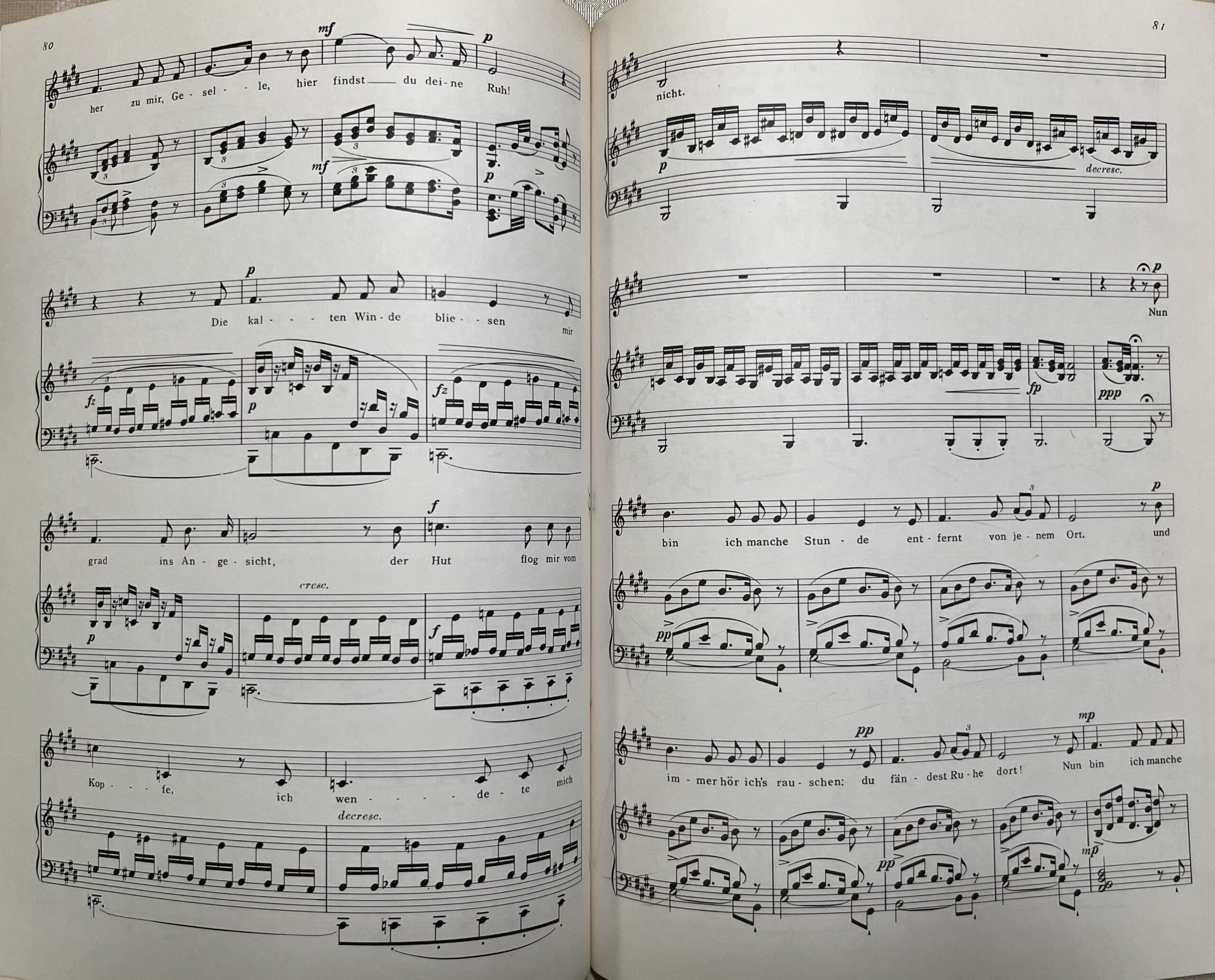 「菩提樹」の問題の中盤部分の楽譜（左ページ）。右ページにはまた良くしられたあのお馴染みの美しいメロディが出てくる。