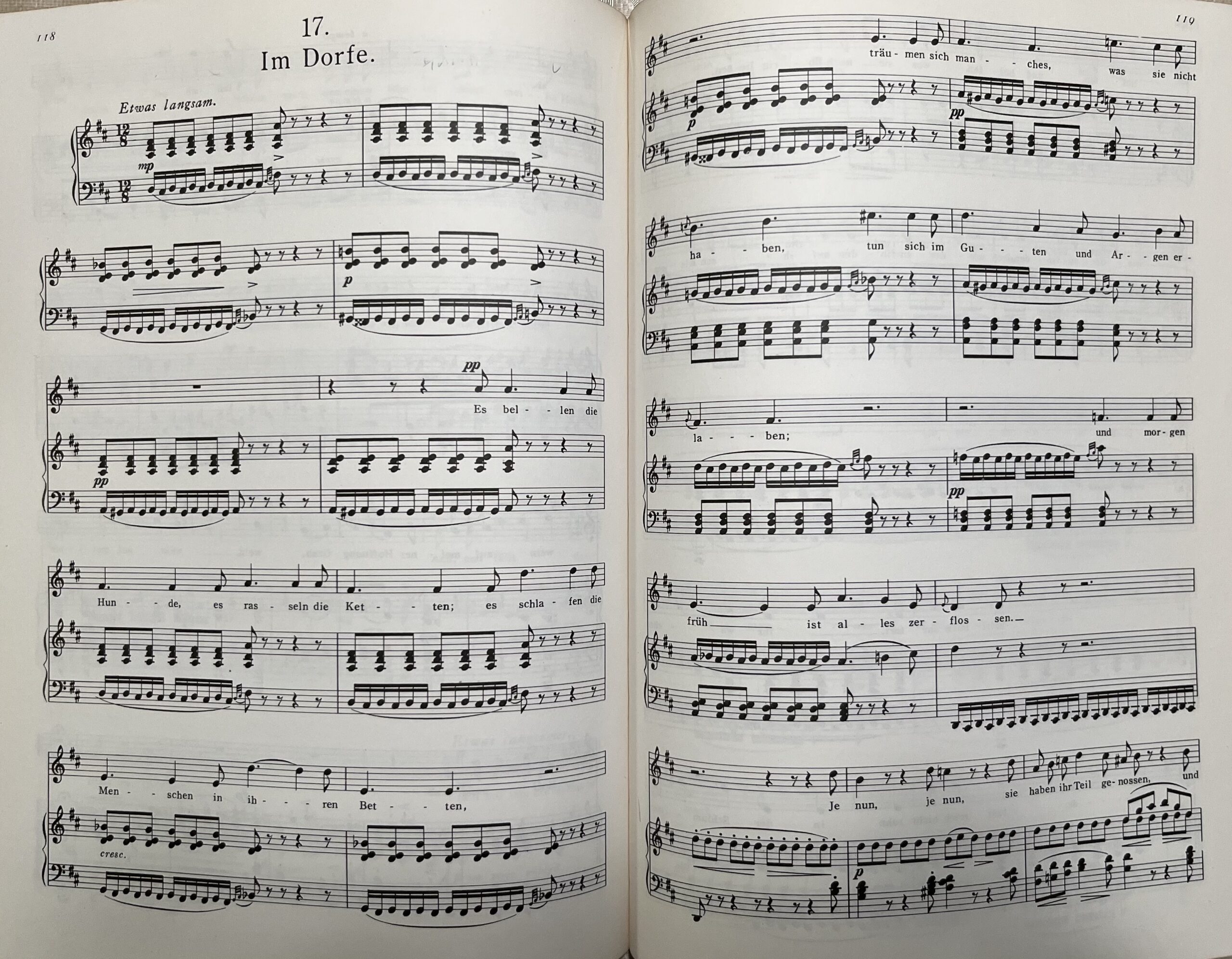 「村にて」の楽譜。冒頭部分。冒頭の挑発的なピアノ伴奏は犬に吠えたてられる様子を表現している。