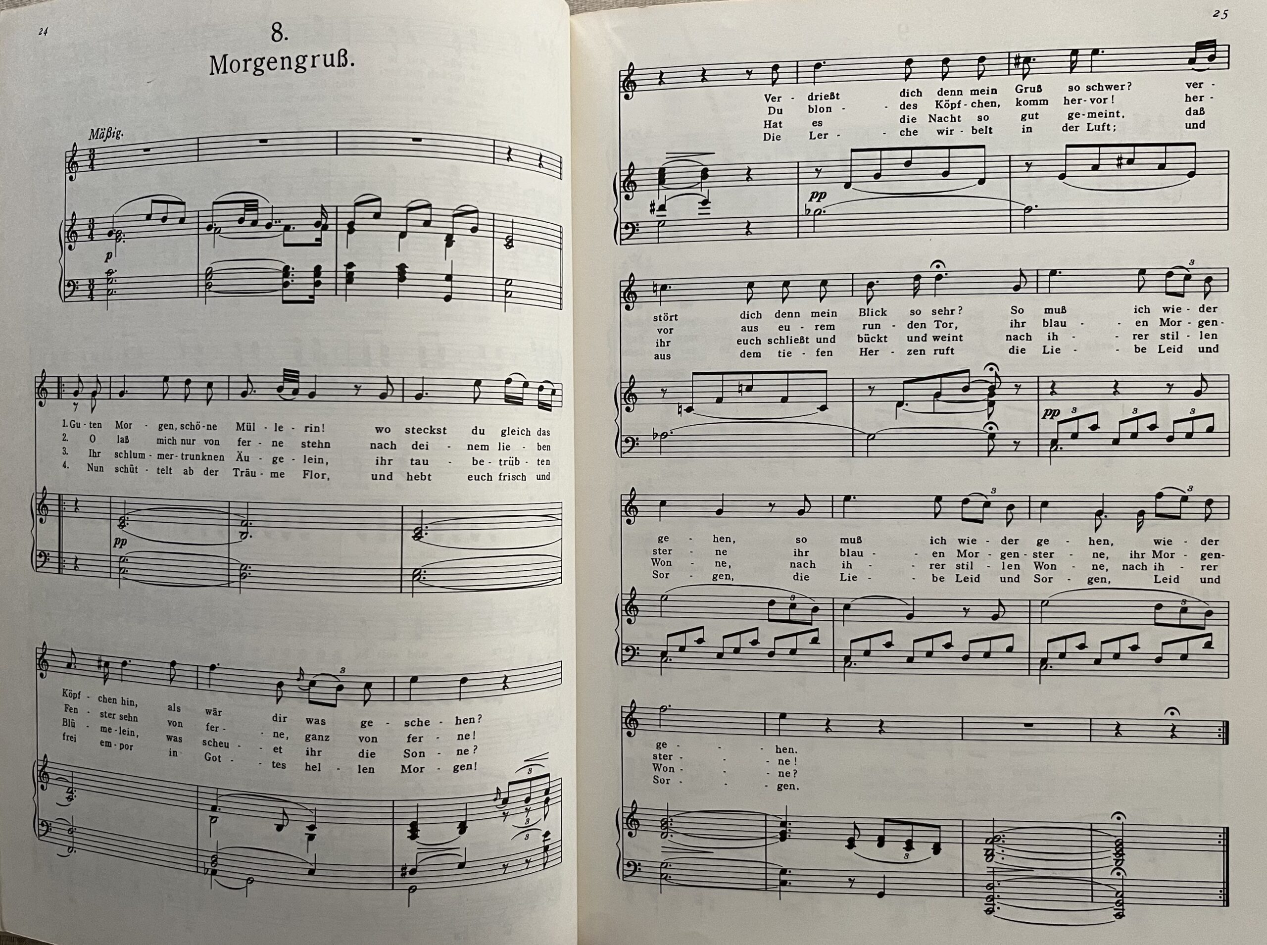 第８番「朝の挨拶」の楽譜。実に美しい魅力的な歌だが、典型的な有節歌曲。リピート記号があって、４回も同じメロディを繰り返す。