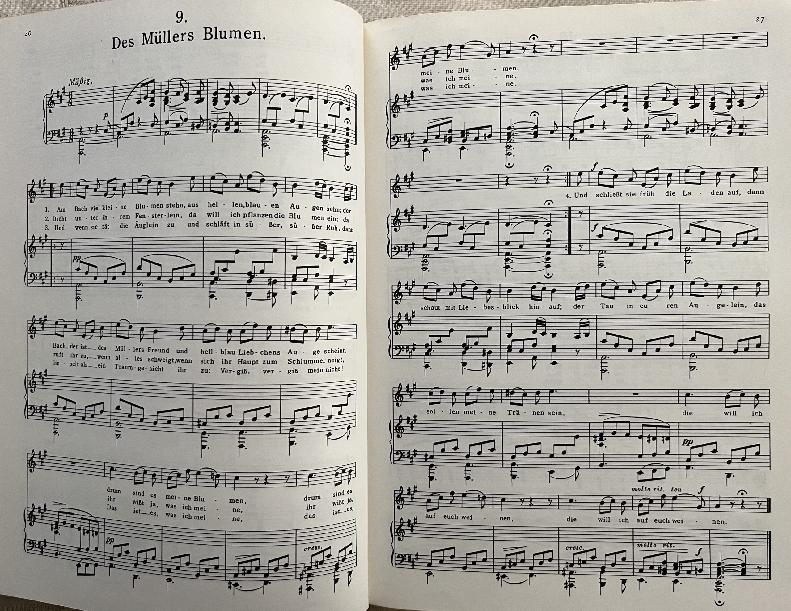 第９番「水車職人の花」。これも有節歌曲の典型。右ページの２段目にリピート記号があって、左ページを中心にそこまで３回繰り返し、その後に次のメロディが現れて終結となる。これまた実に伸びやかな美しいメロディに彩られている。