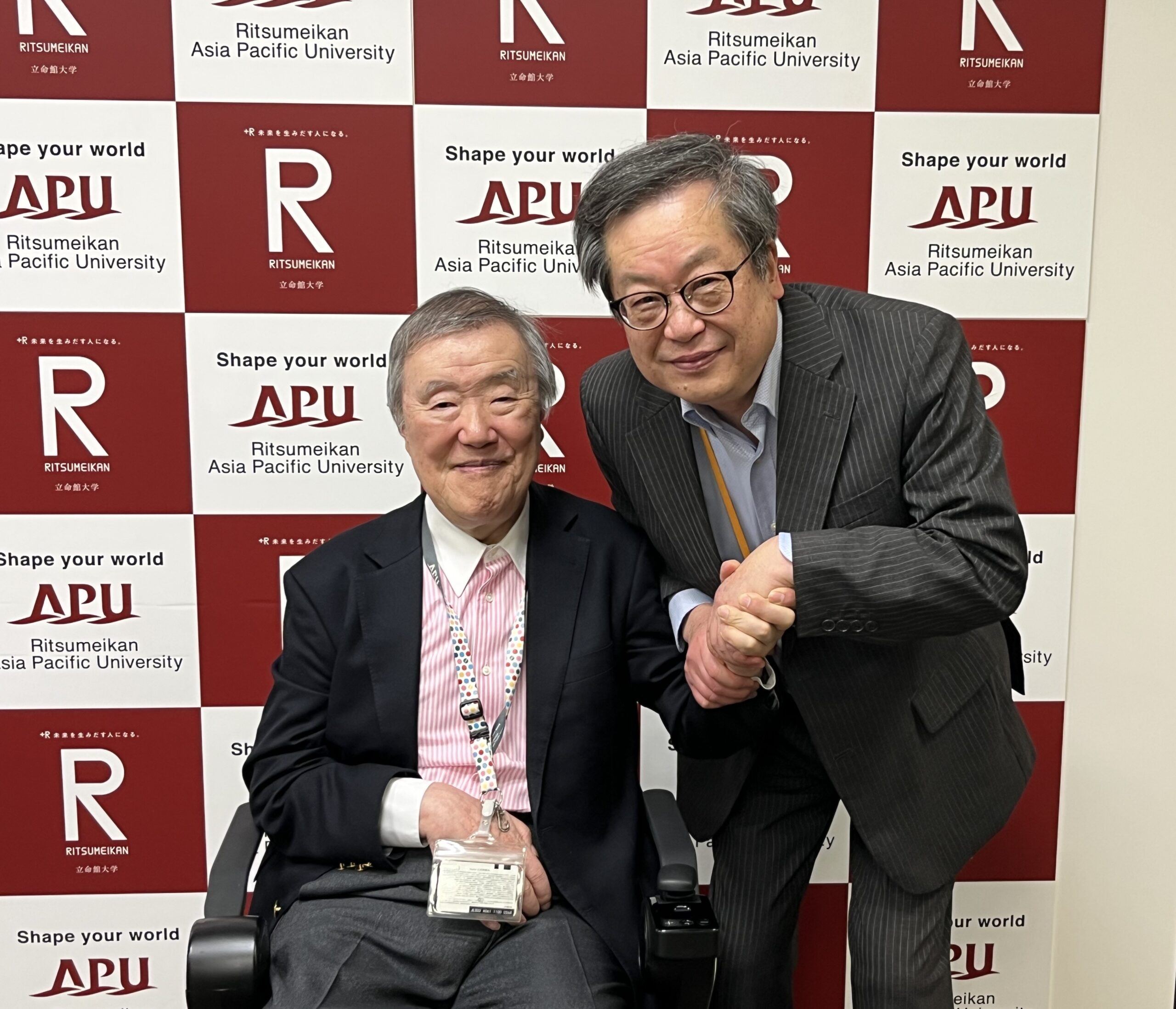 左手で固い握手をしてくれる。僕は両手で握りしめる。