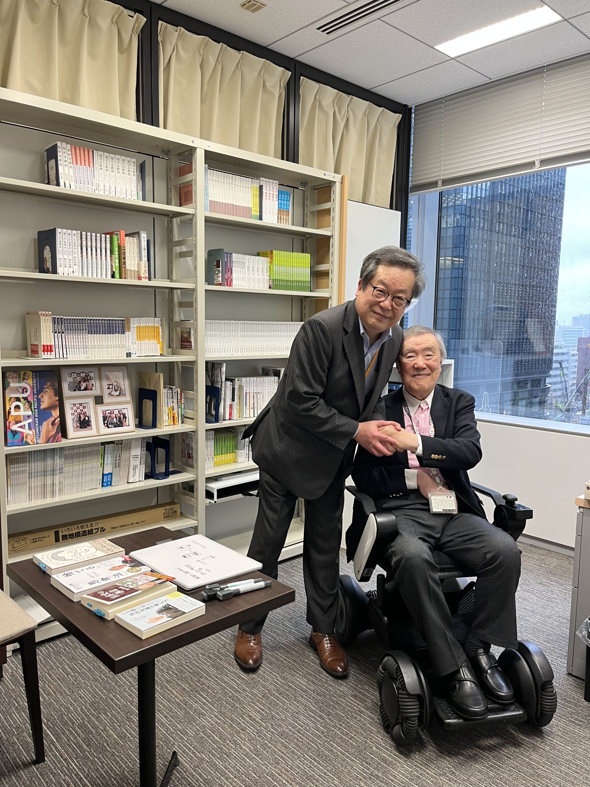 最後に先生のお部屋で。ここでもしっかりと握手を交わす。