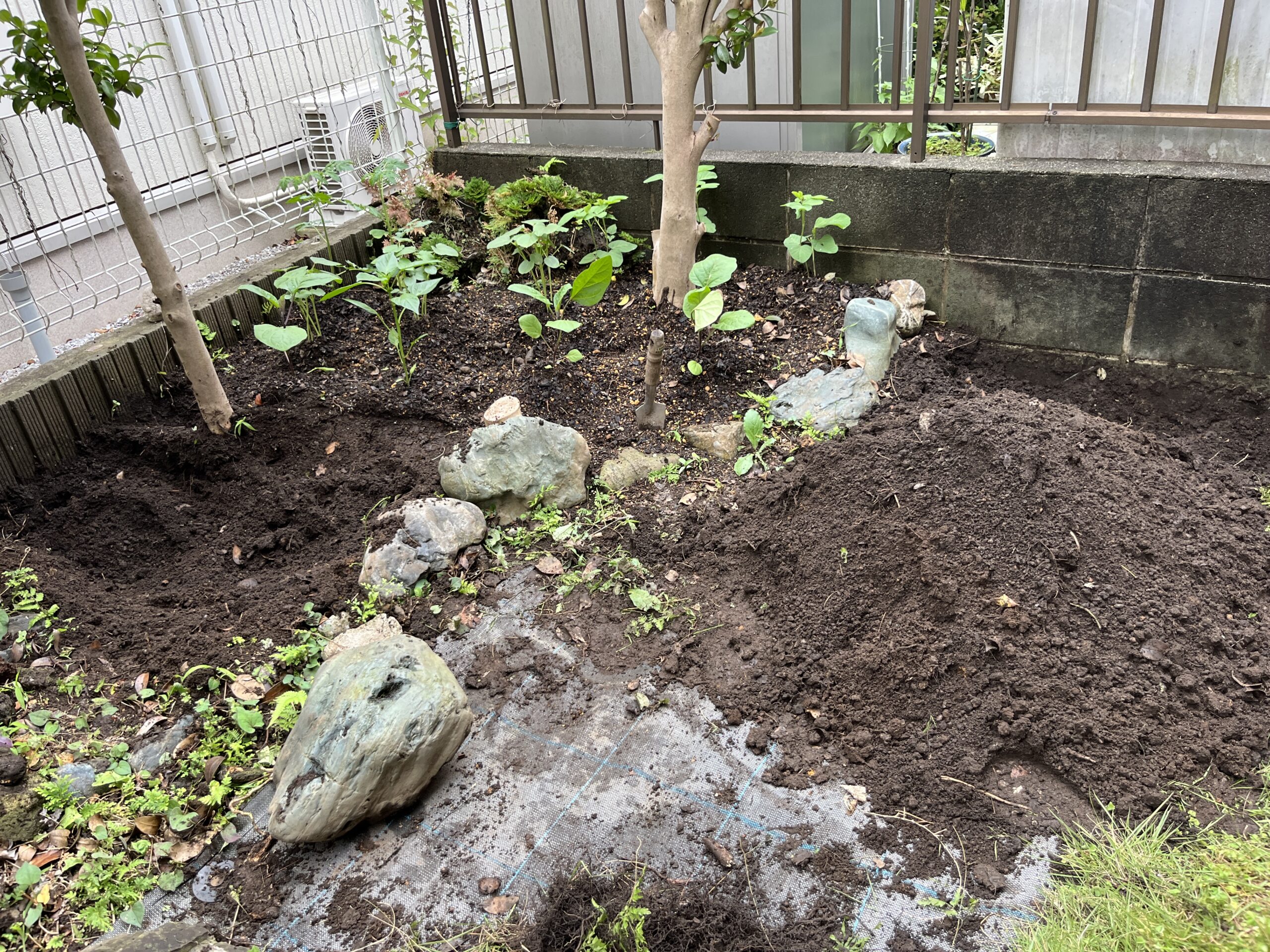 うず高く積まれた土。